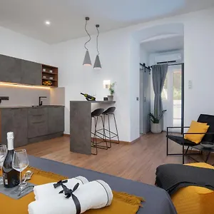 Deluxe And Korzo Apartment